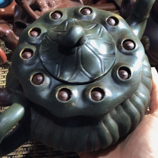 紫砂茶壶原矿泥料手工制作的紫砂壶。