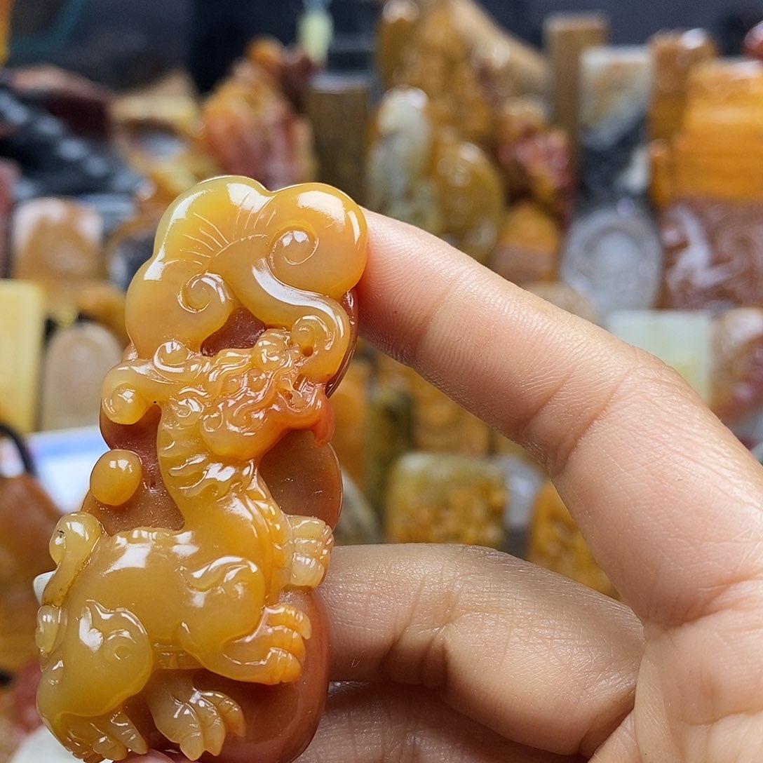 石英质玉（黄龙玉）颈饰未镶嵌