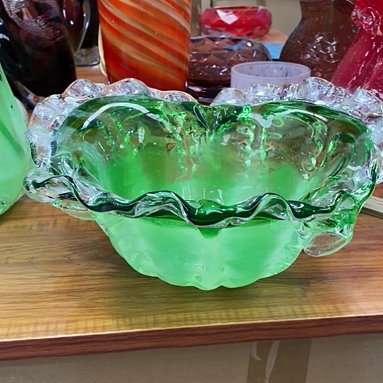 琉璃花瓶高12厘米宽26