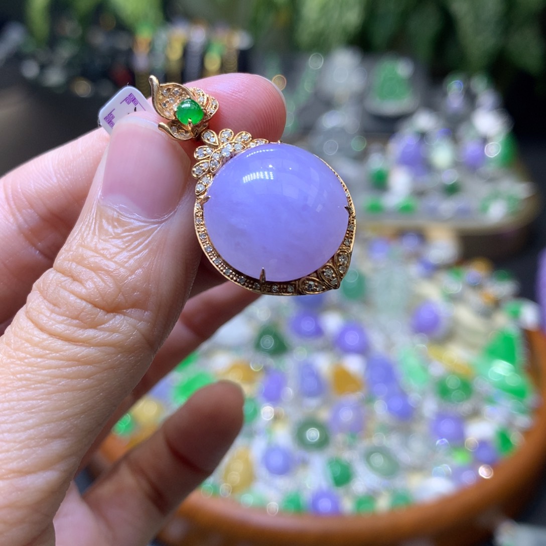 颈饰18K金镶嵌翡翠