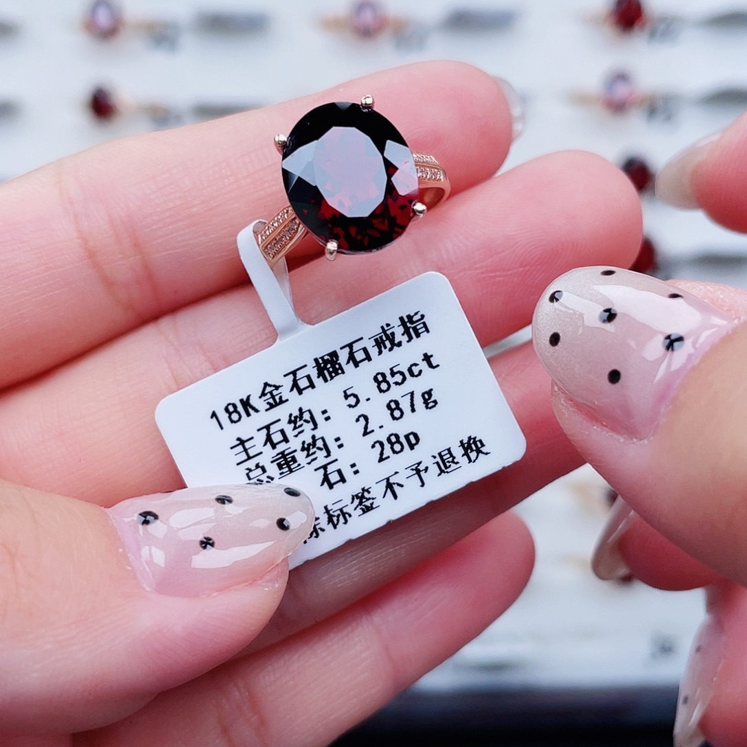 18K金镶嵌戒指石榴石