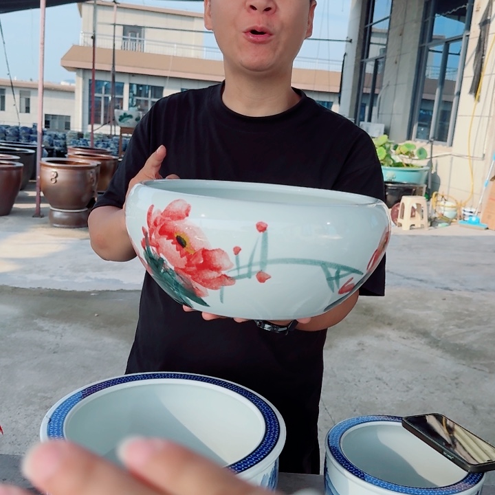 瓷片直径32，高14。花开富贵