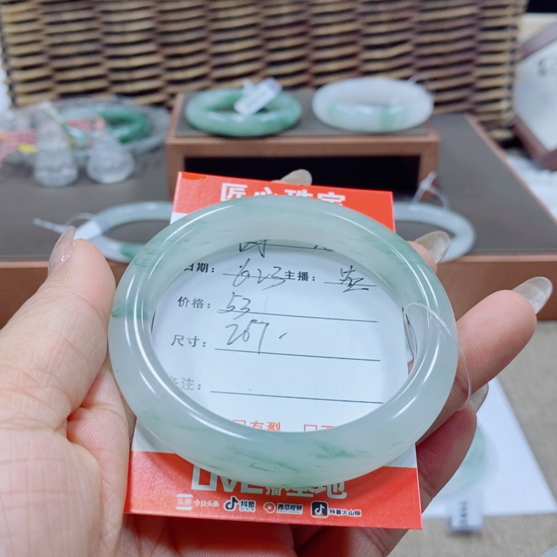 梅***花石英岩玉手镯未镶嵌