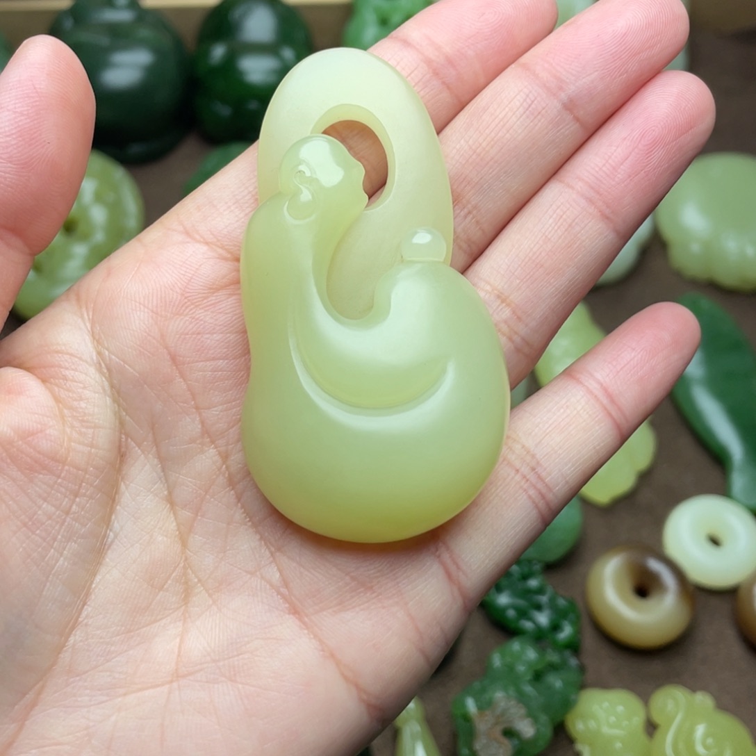 【闪购商品】颈饰未镶嵌和田玉毕*