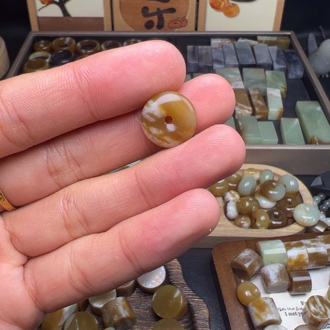 和田玉（糖玉）未镶嵌珠宝奇石牛扎平安扣福利