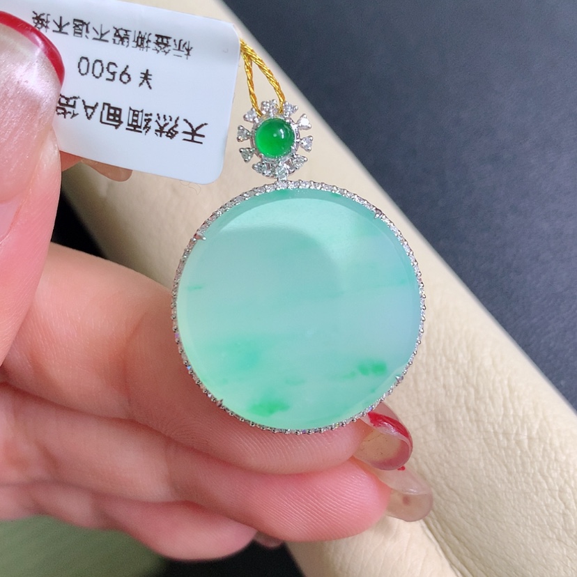 【闪购商品】翡翠18K金镶嵌颈饰无事牌