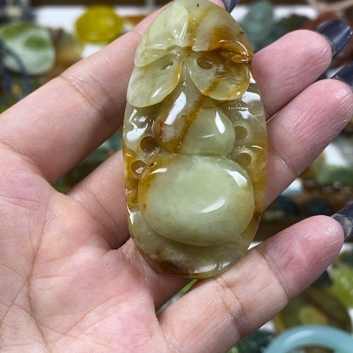 未镶嵌蛇纹石玉吊坠