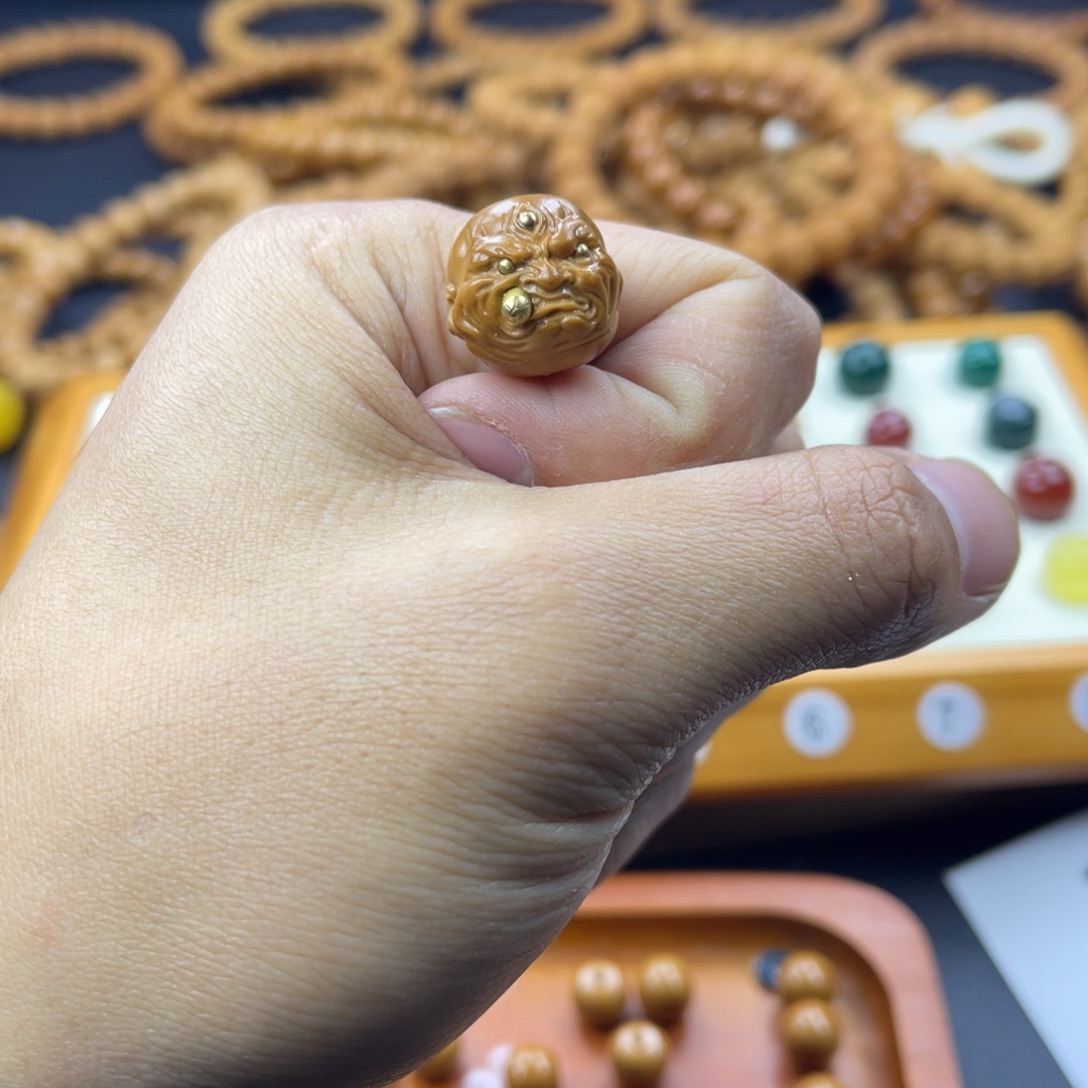 A***1吊坠猴头核桃烟鬼