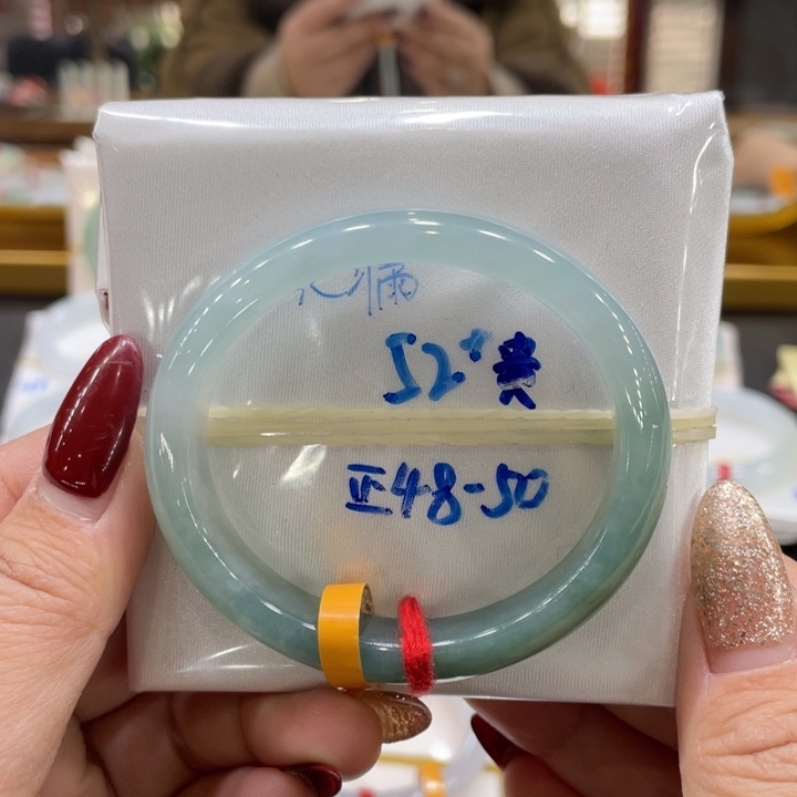 翡翠手镯未镶嵌翡翠