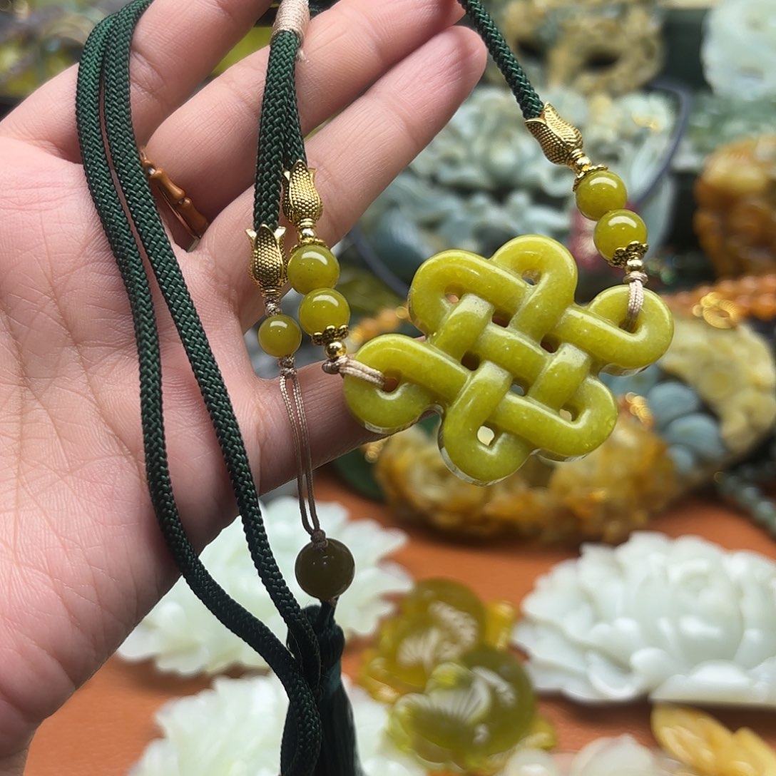 蛇纹石玉未镶嵌颈饰