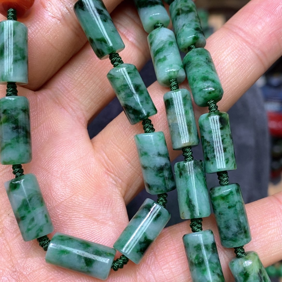 翡翠颈饰未镶嵌漂亮美眉