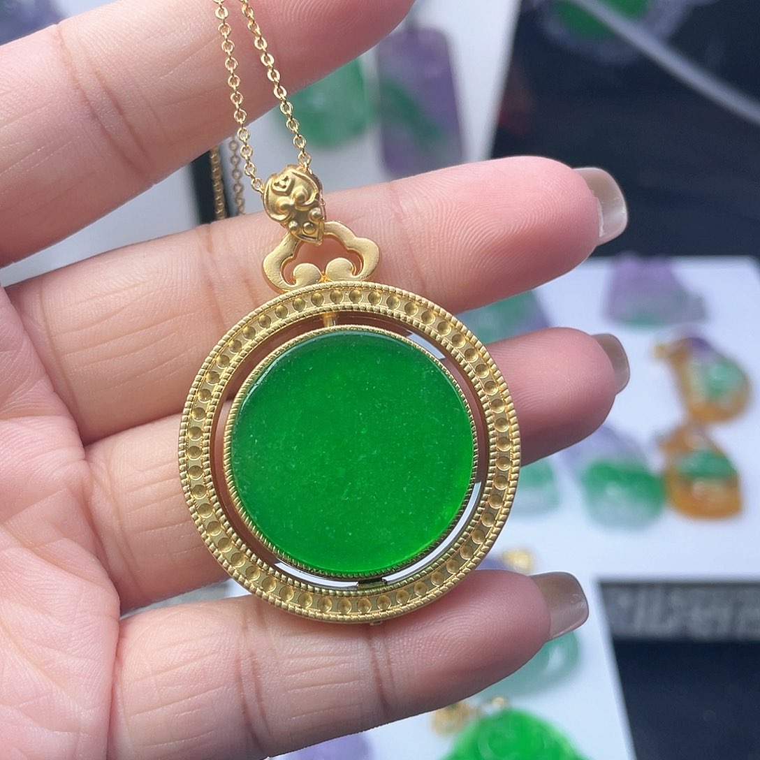 翡翠吊坠(赠链)未镶嵌