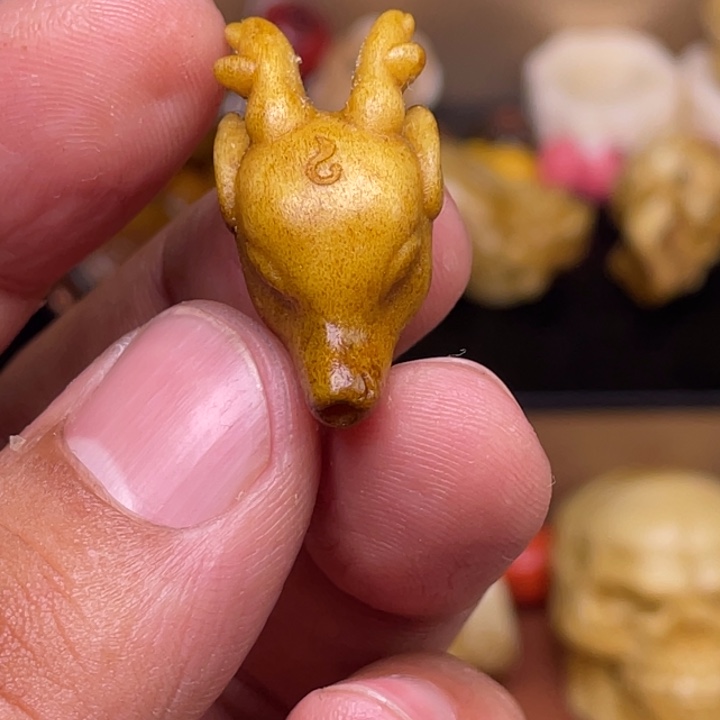 驼骨摆件人工忙着