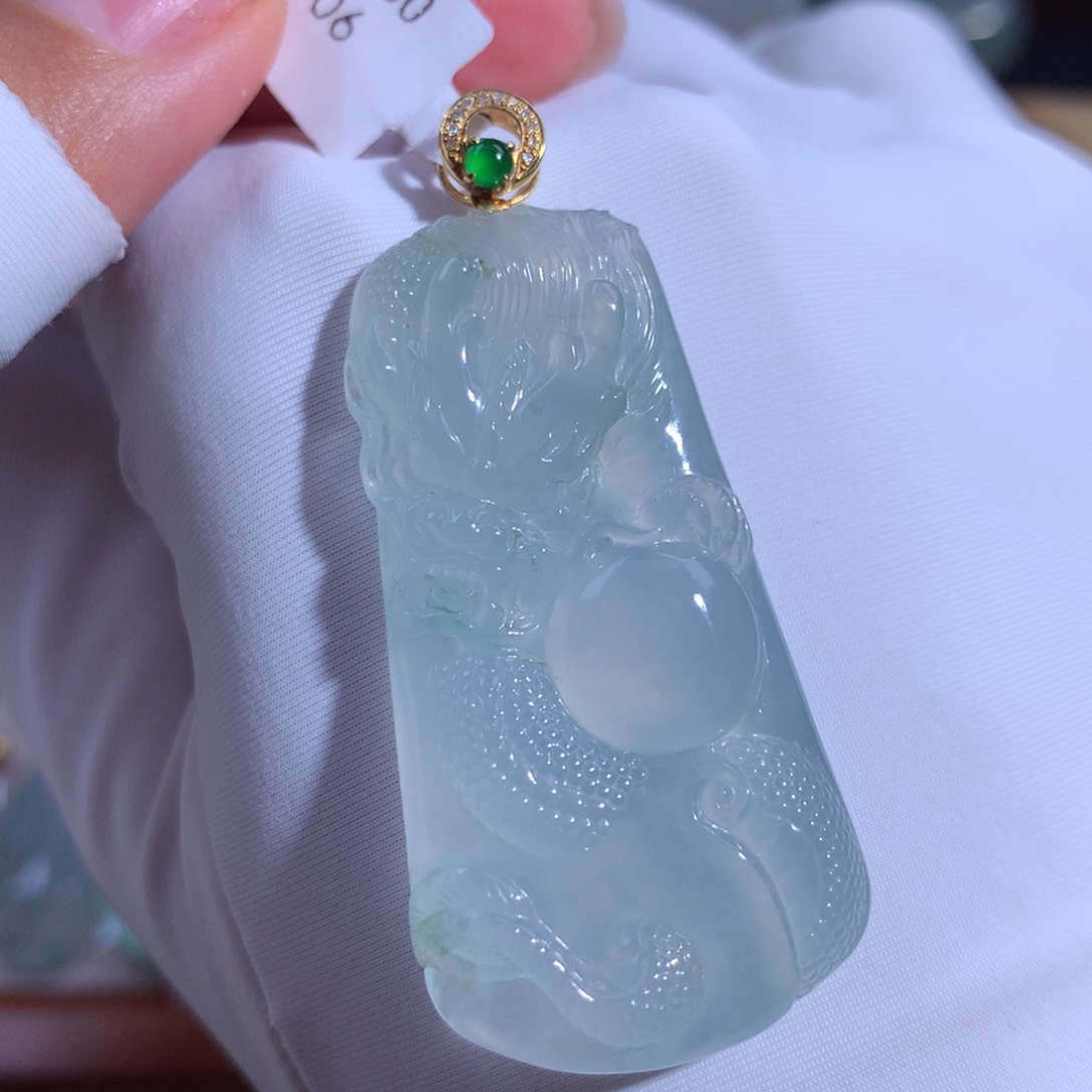 翡翠颈饰18K金镶嵌龙牌