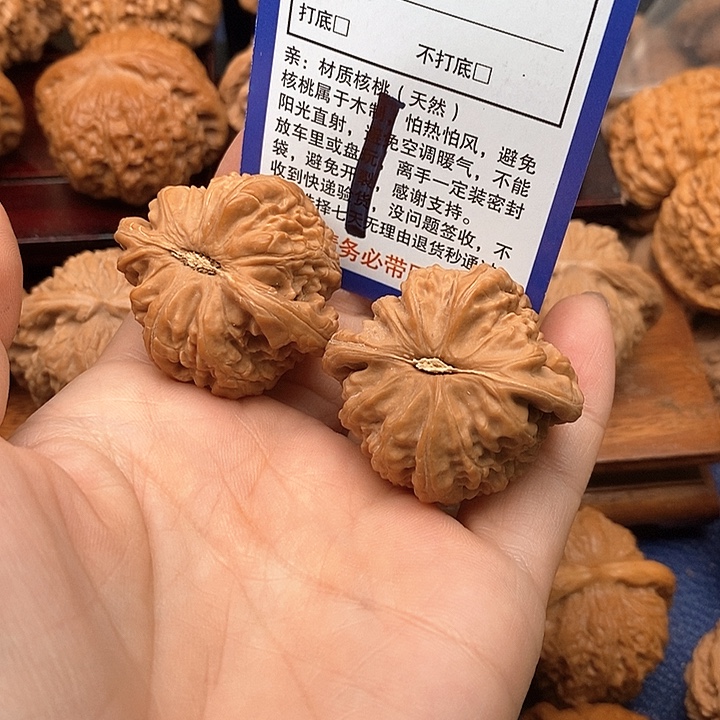 吊坠桃核白狮子头38