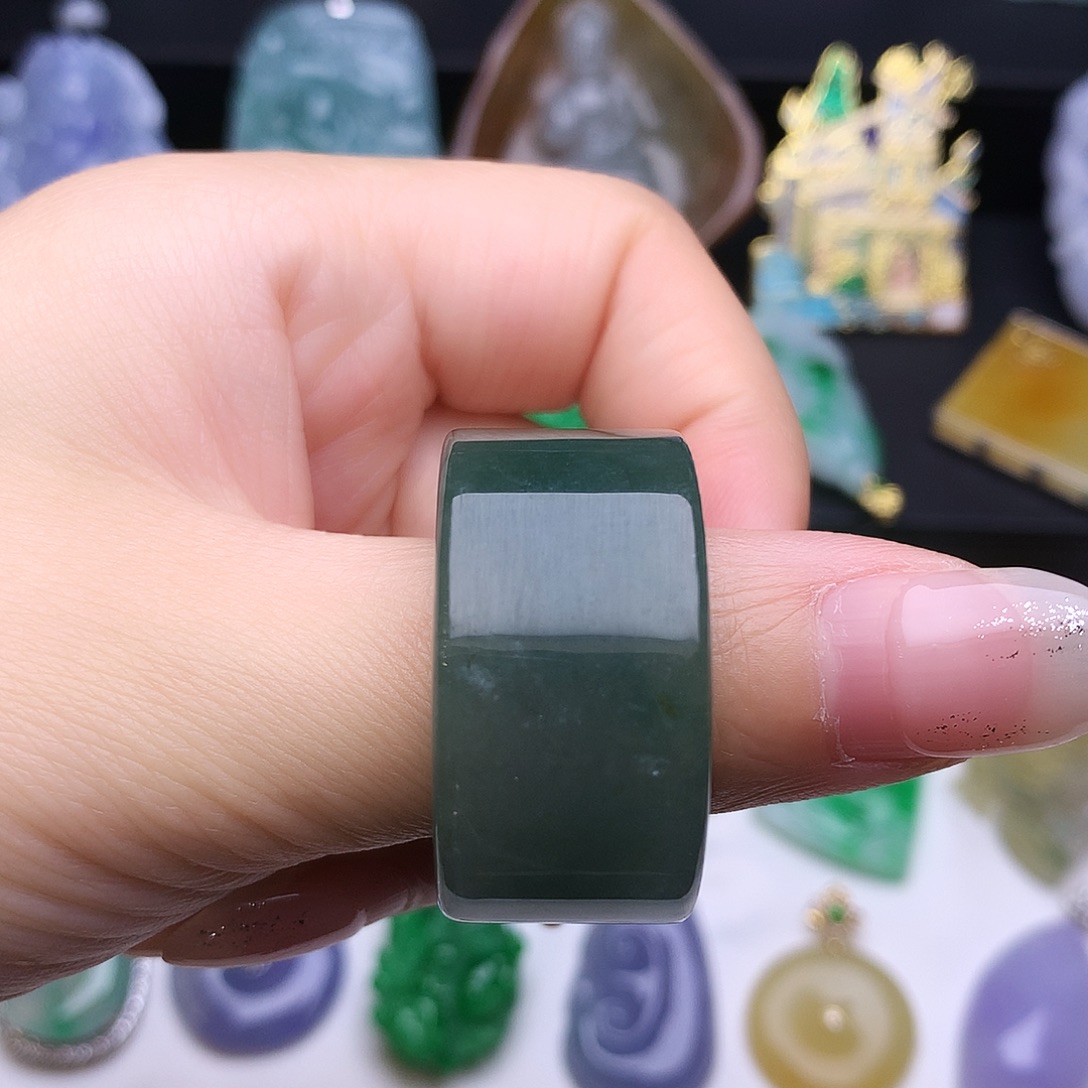 翡翠未镶嵌颈饰扳指