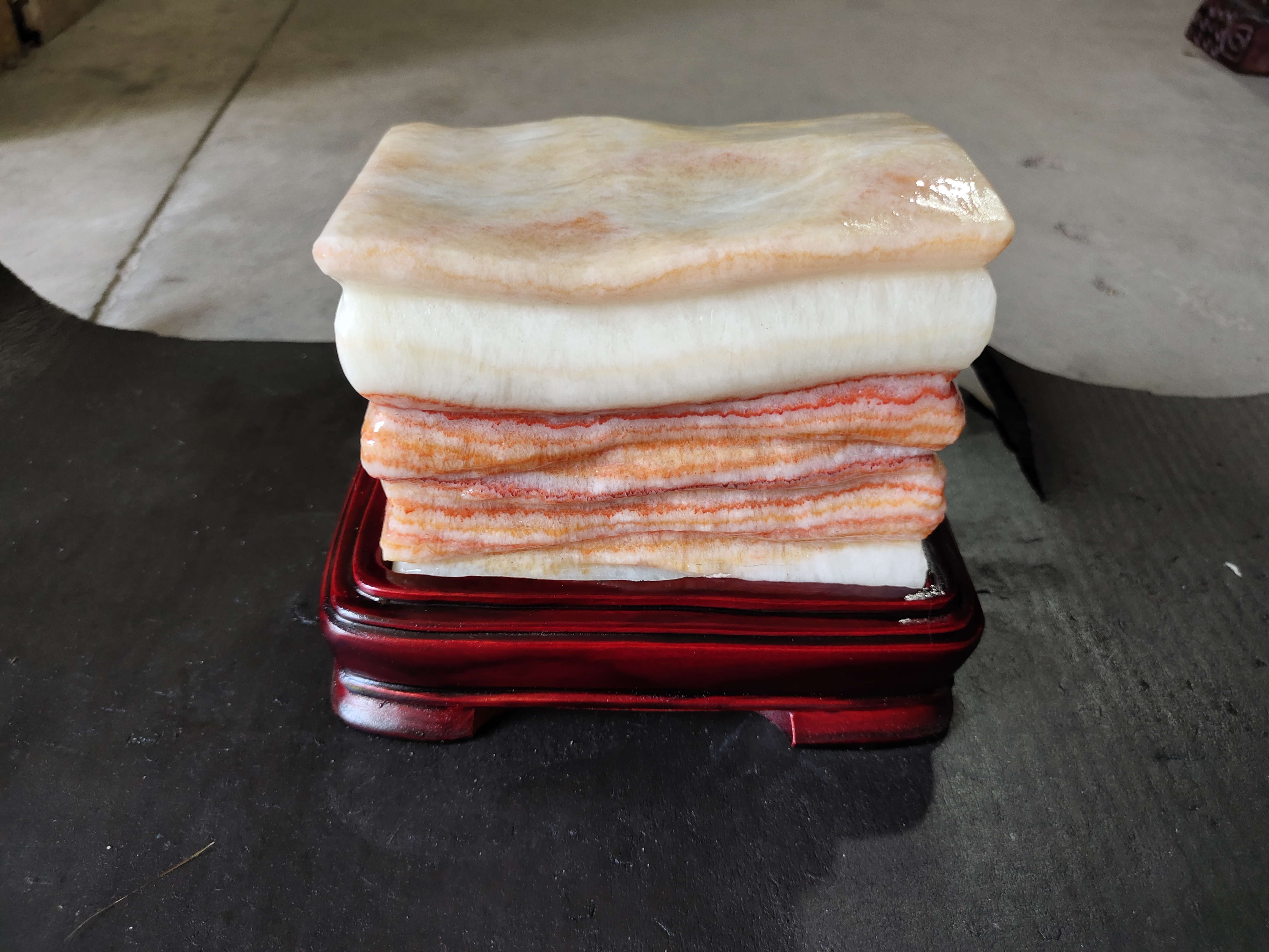 广西天然猪肉石摆件，石头尺寸14*10*10含座长17高14cm.8.2斤