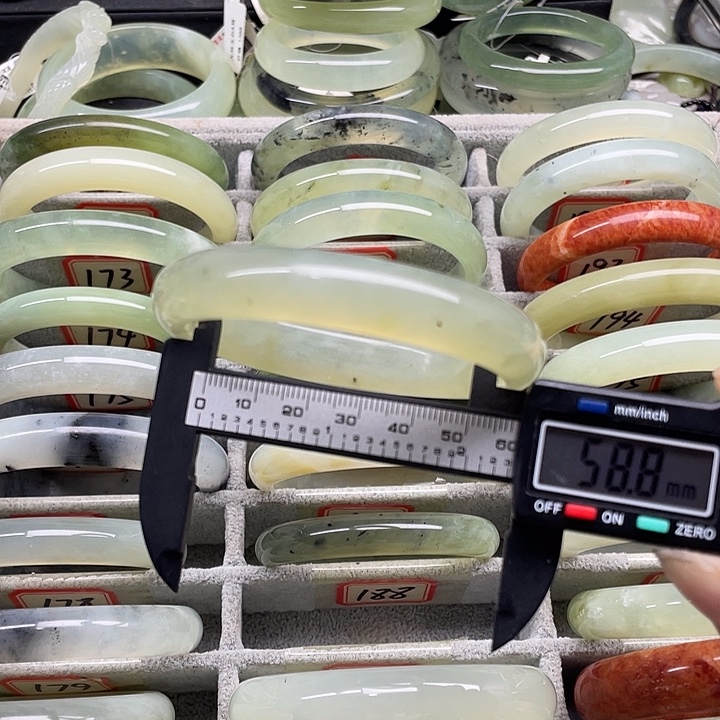 蛇纹石玉未镶嵌手镯188