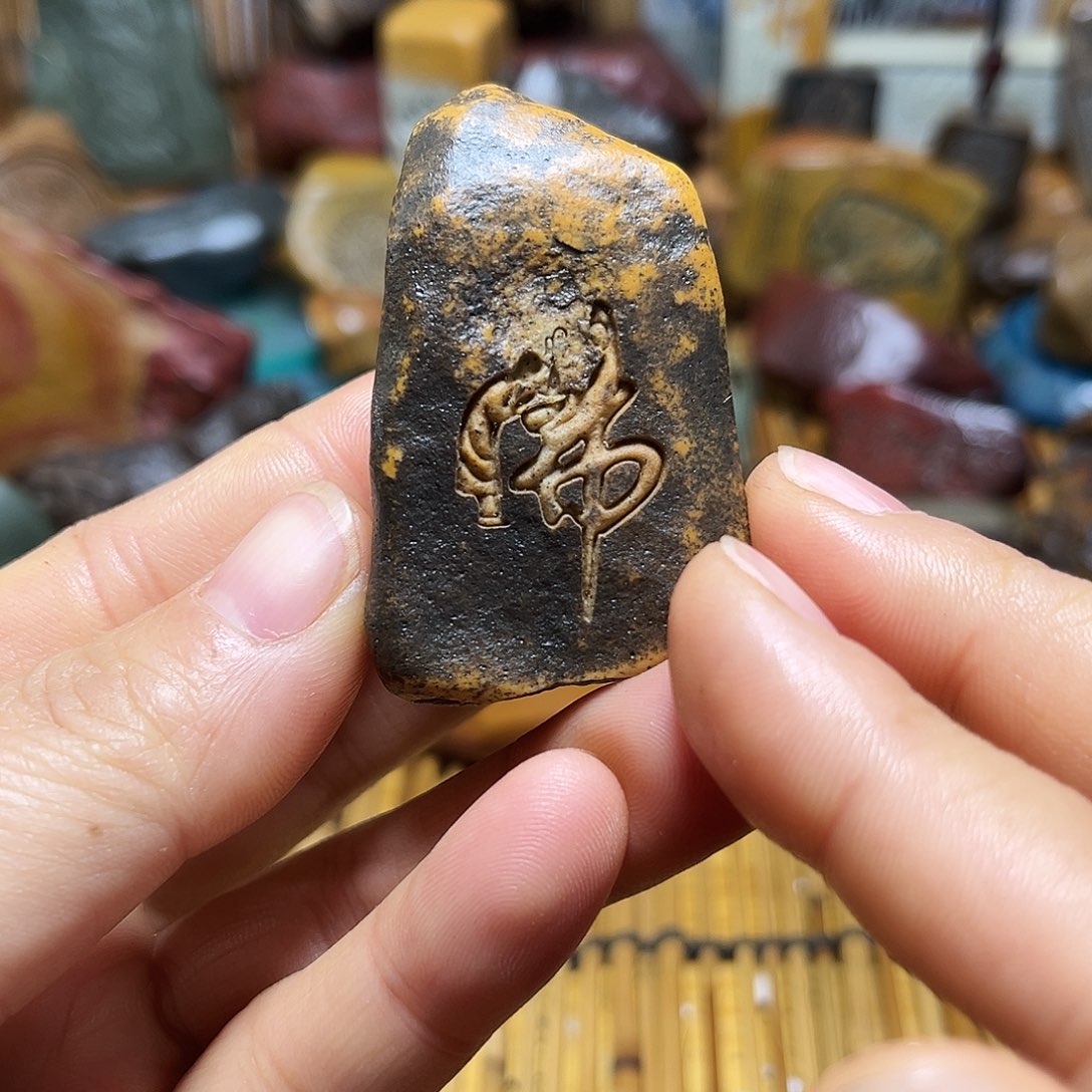 新疆原石雕刻手把件
