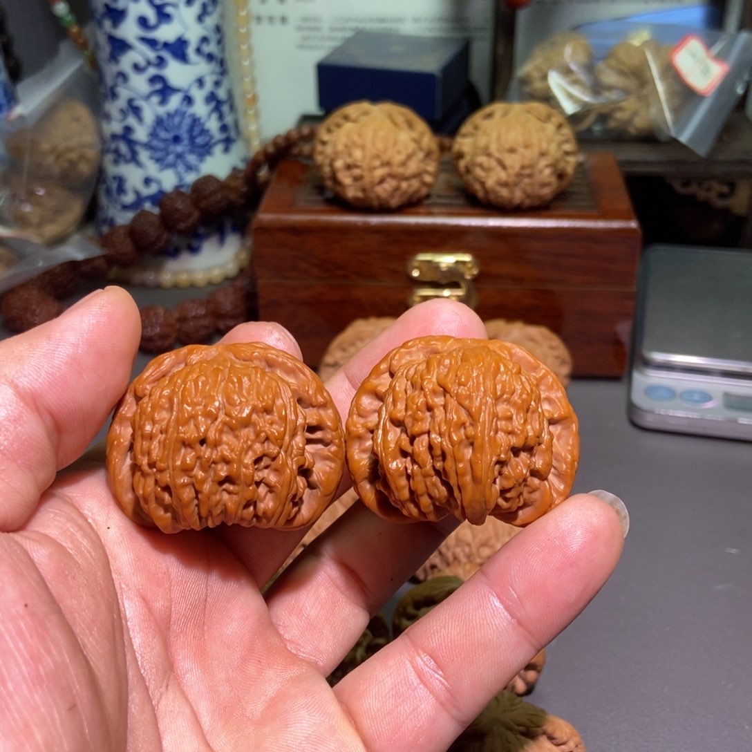 桃核把件白狮子核桃