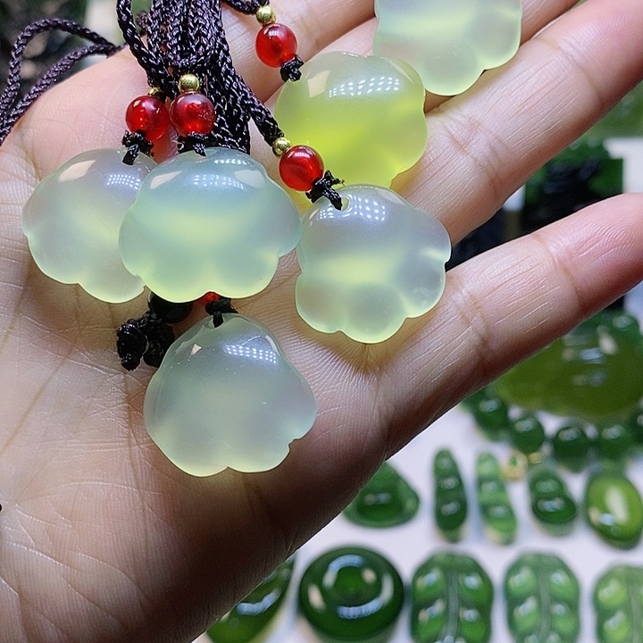 蛇纹石玉颈饰未镶嵌