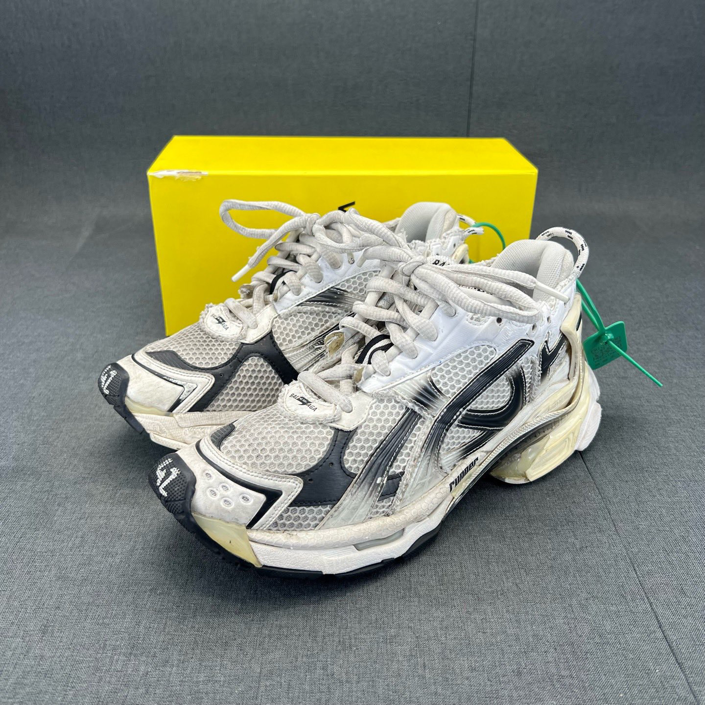 95新 Balenciaga/巴黎世家 码数42 巴黎世家鞋runner 黑白 原盒
