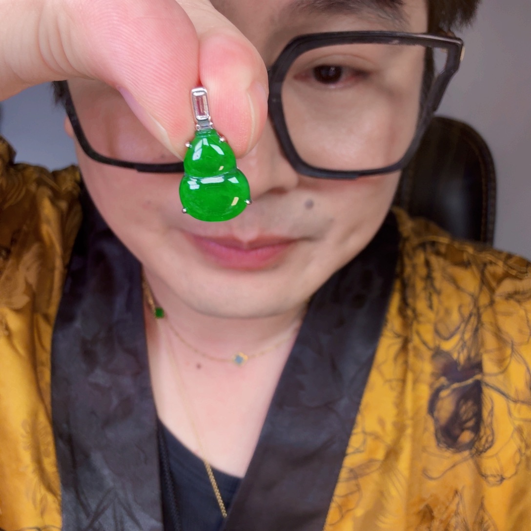 翡翠未镶嵌颈饰一件