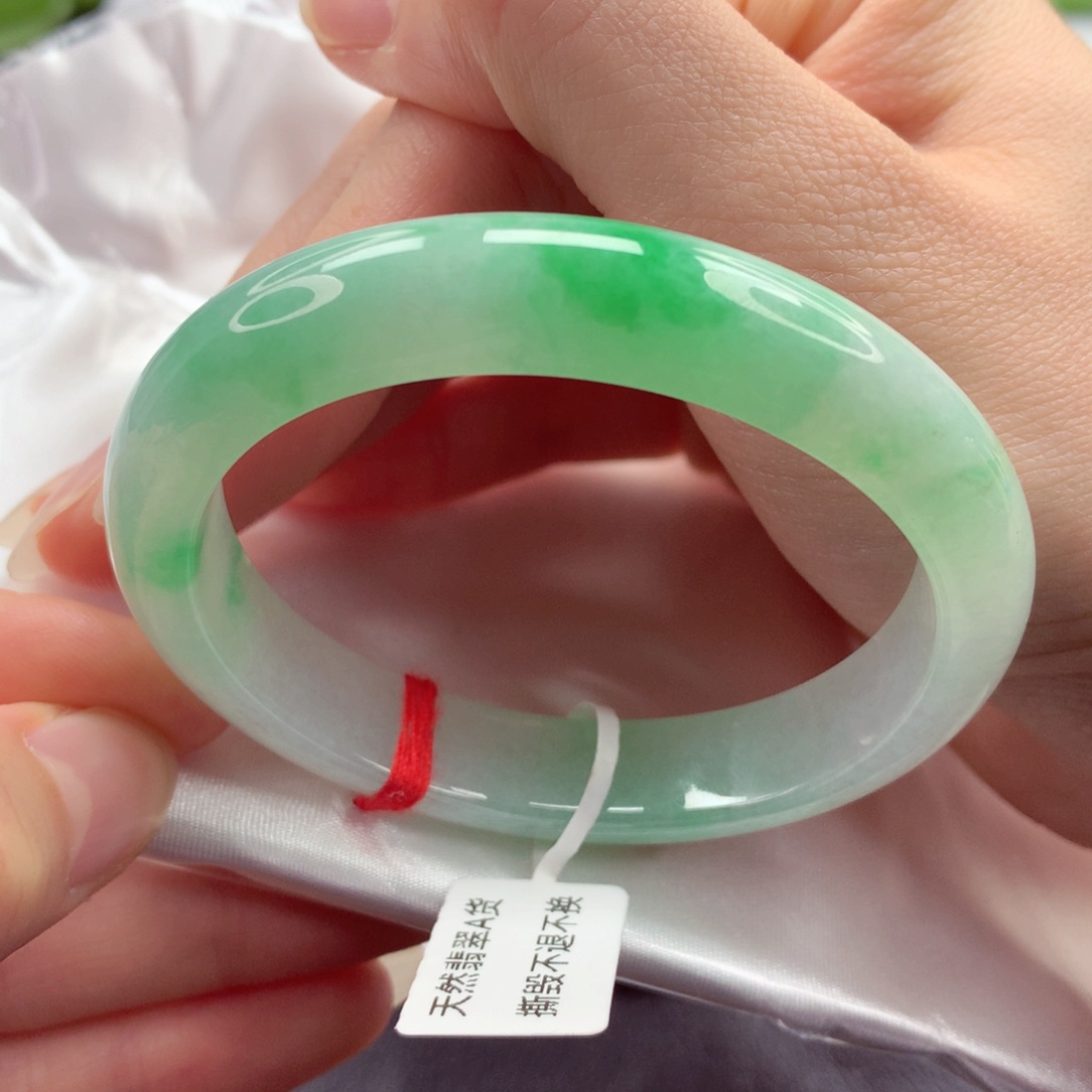 翡翠手镯（贵妃镯）未镶嵌 55.2 阳绿花