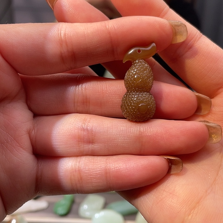 旋***律和田玉未镶嵌颈饰