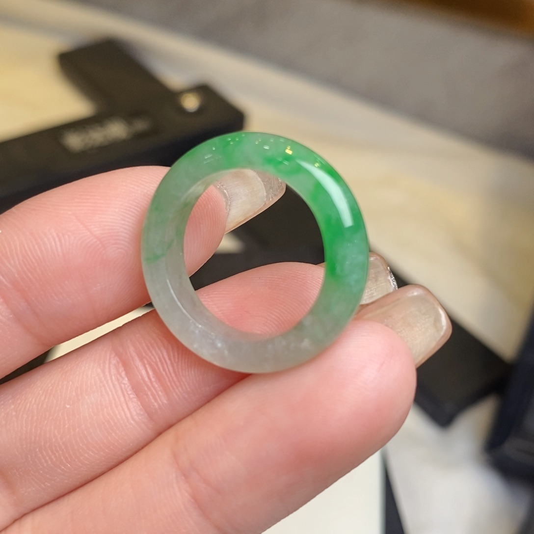 翡翠戒圈未镶嵌飘绿