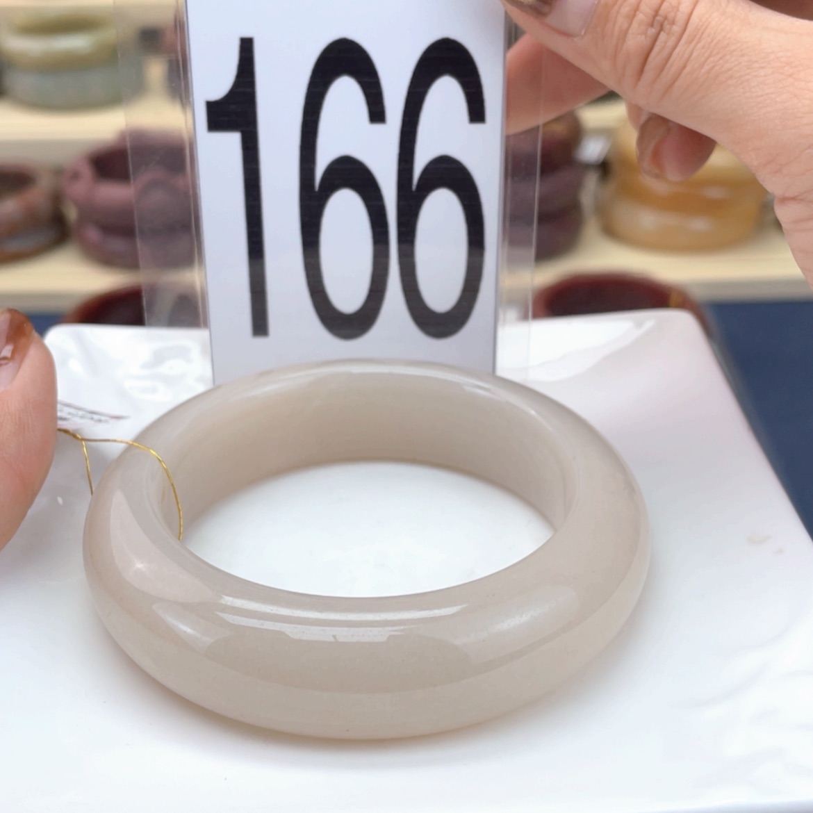 【闪购商品】石英质玉手镯未镶嵌