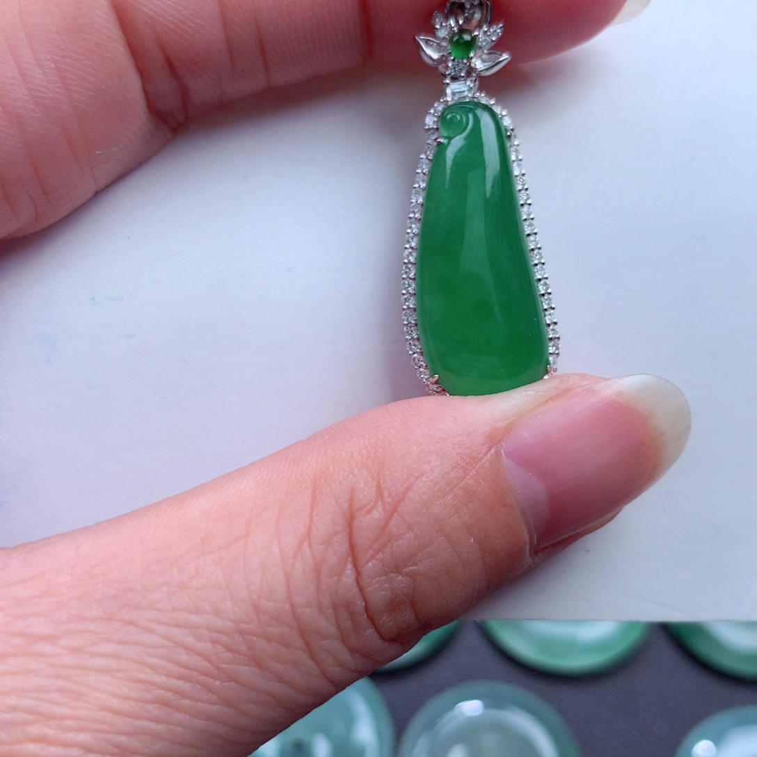 翡翠吊坠(不含链)18K金镶嵌