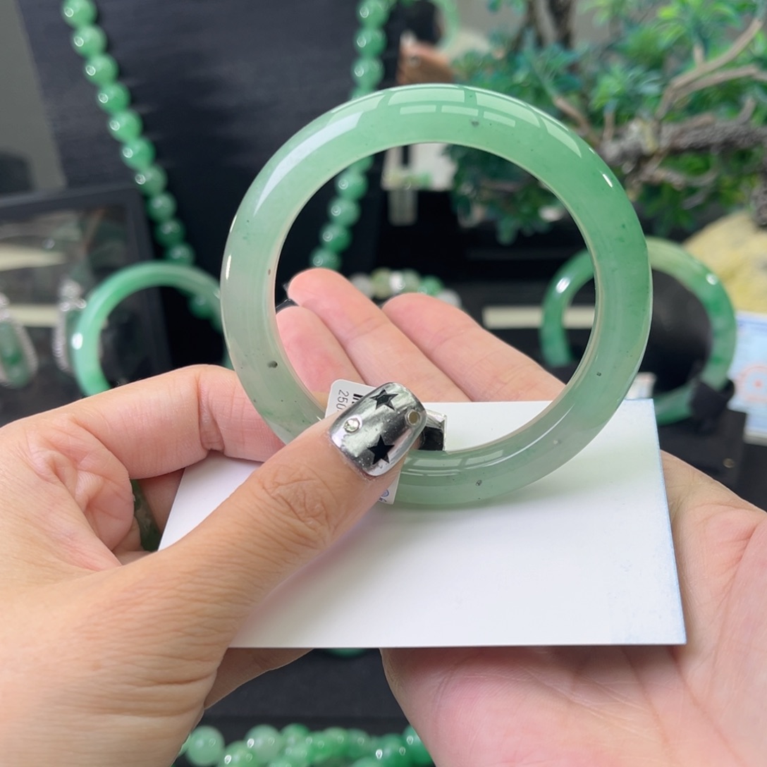 石英质玉（非洲翠）手镯未镶嵌