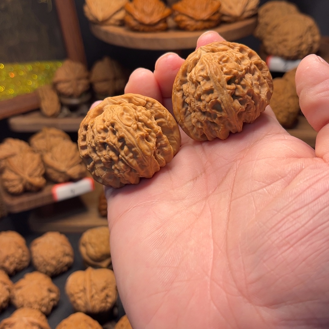 文玩核桃吊坠白狮子