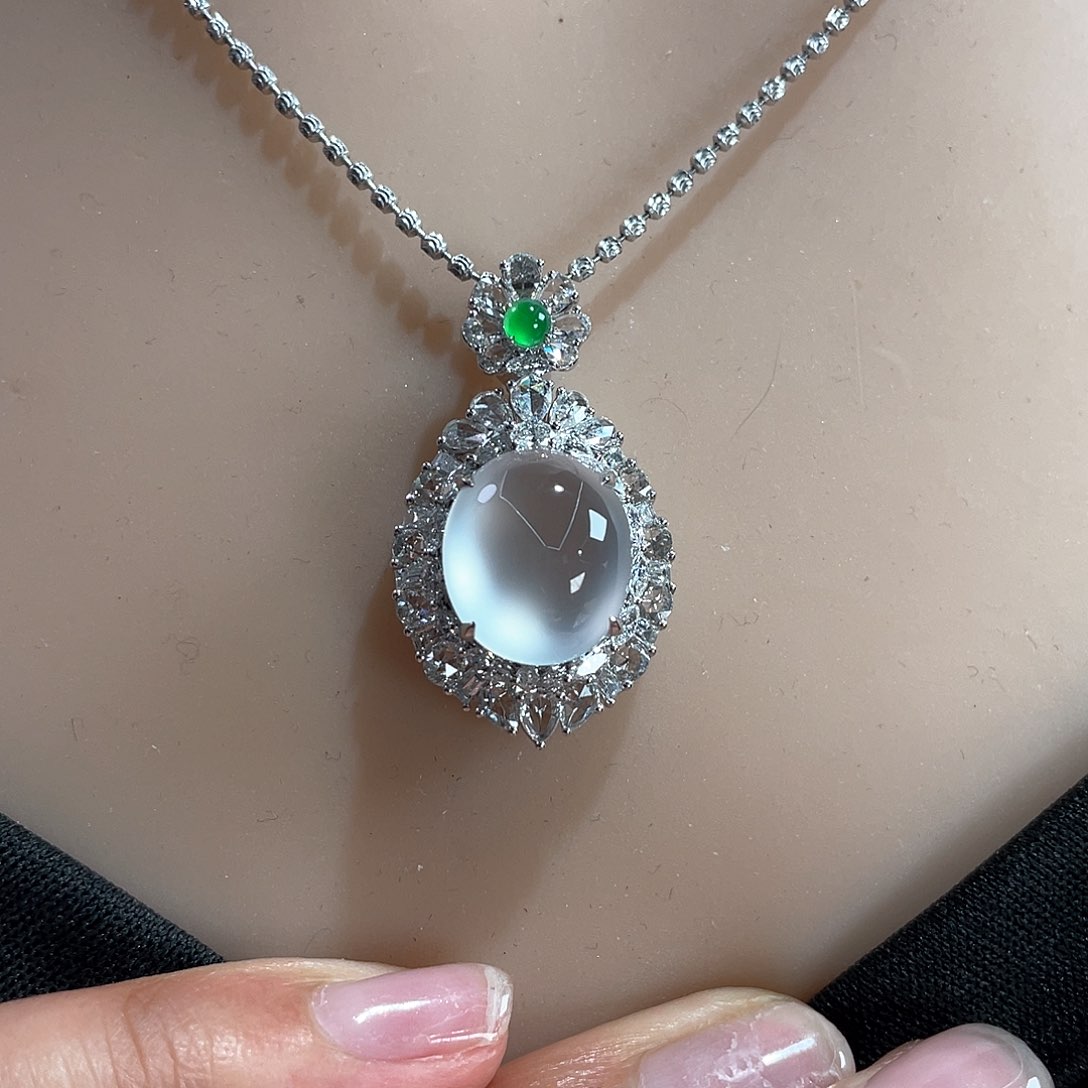 翡翠颈饰18K金镶嵌蛋面挂坠