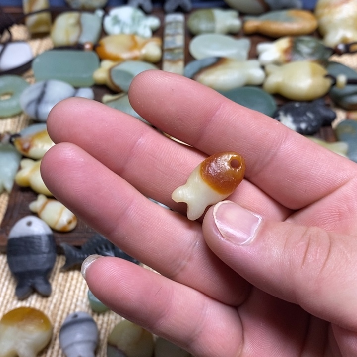 小***飘蛇纹石玉未镶嵌颈饰