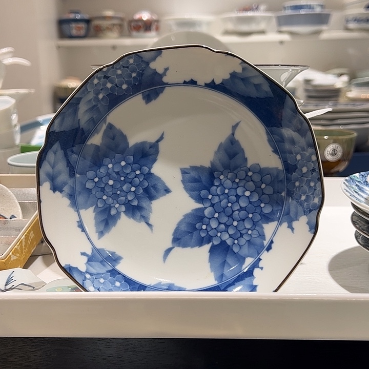 蔷***兮瓷青花绣球花葵口盘子有调性
