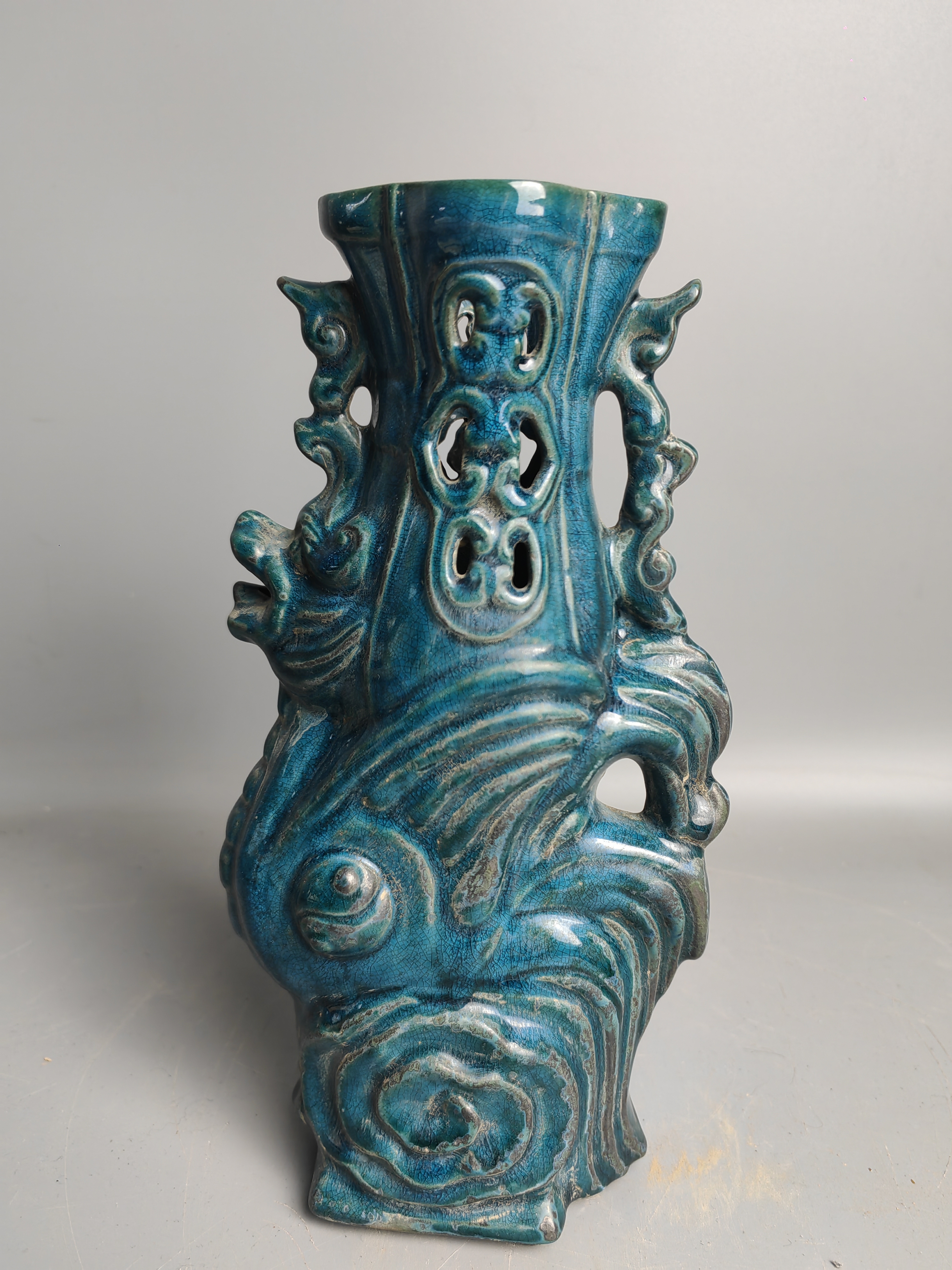 孔雀蓝釉柴瓷镂空龙尊