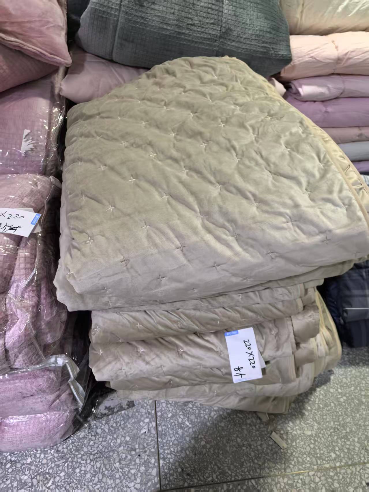 《厚广家》3楼220×220卡其色天鹅绒绣花绗缝加厚床盖 发1张5.5斤