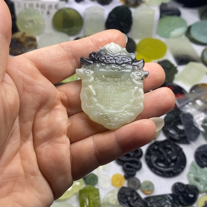 蛇纹石玉颈饰合金