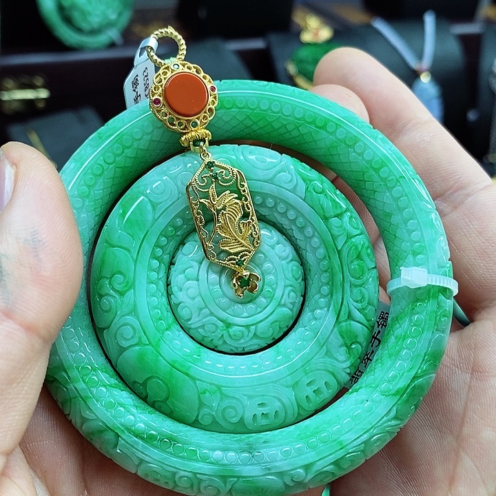 翡翠颈饰未镶嵌吊坠