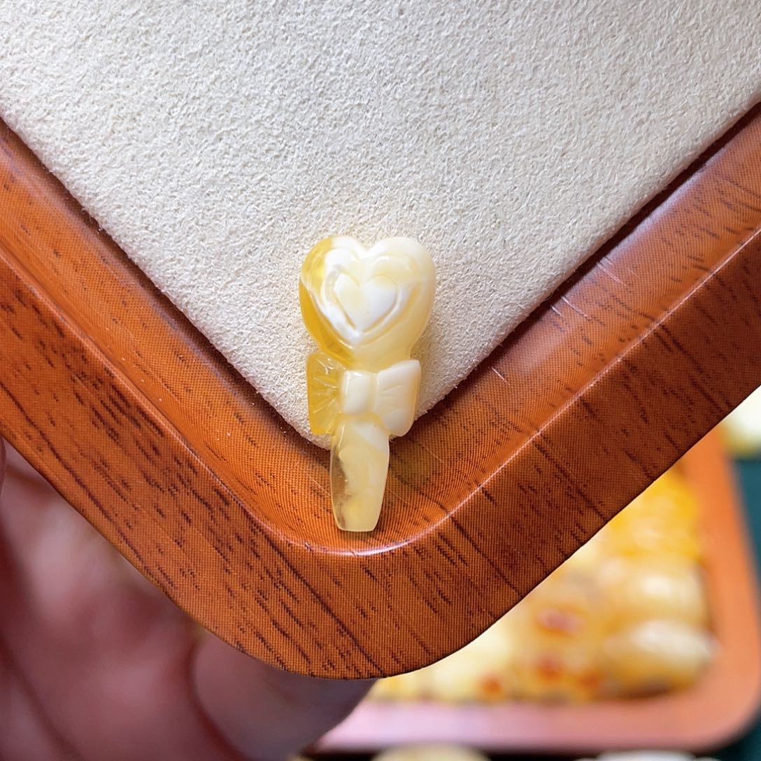 琥珀裸石未镶嵌蜜蜡