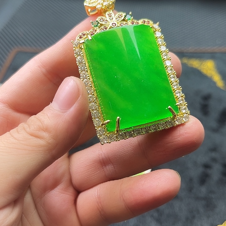 翡翠颈饰未镶嵌啊啊