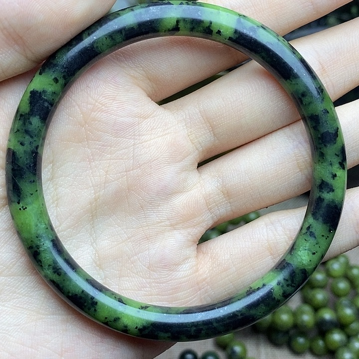 蛇纹石玉未镶嵌手镯燕*儿