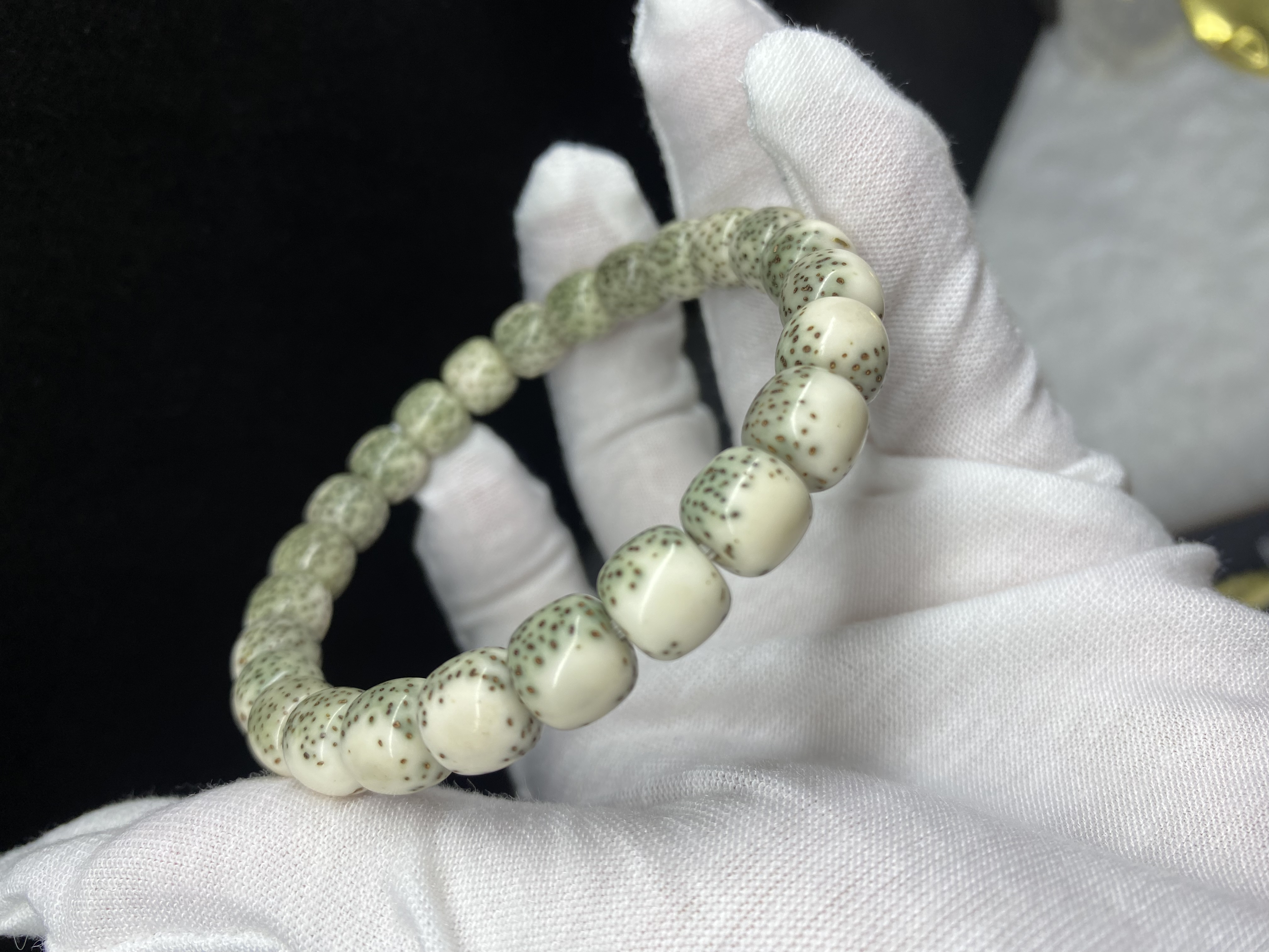 原生态石玉料绿包白河豚手串