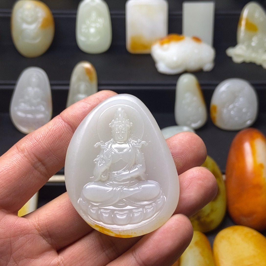 独***下和田玉未镶嵌颈饰