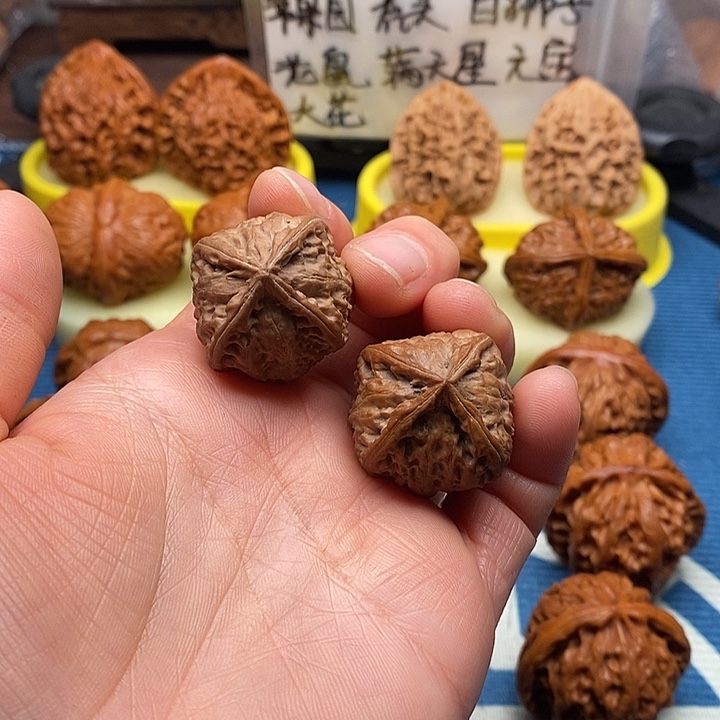 文玩核桃吊坠玉玺四棱