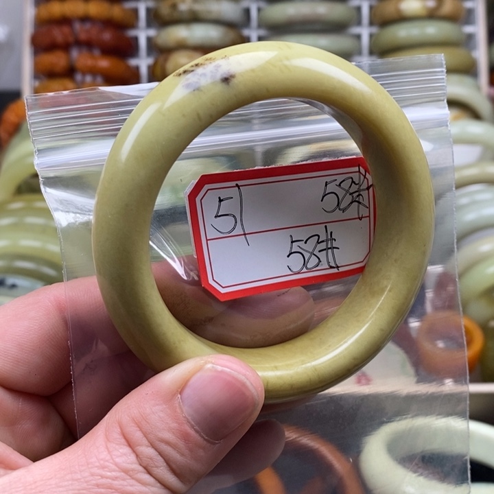 蛇纹石玉颈饰未镶嵌