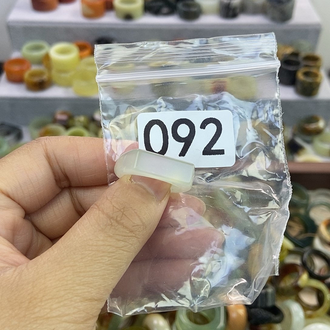 清***月蛇纹石玉未镶嵌戒指