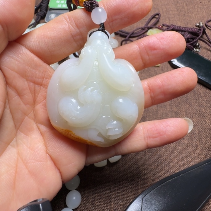 悠***得和田玉未镶嵌颈饰